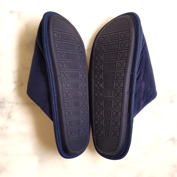 NWOT. Men's Warm and Comfortable Slippers. - Picture 2 of 4